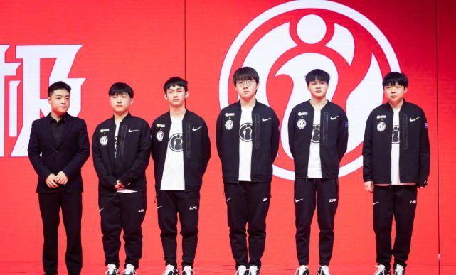 板而将球权 板而将球权